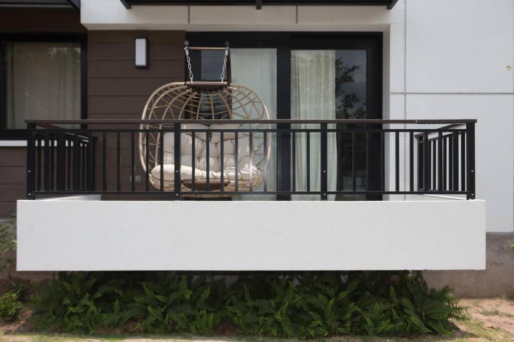 Royalty Suites Kingston Exterior foto